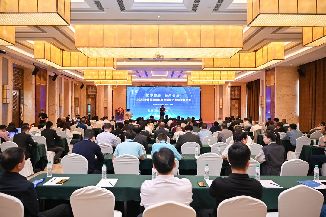 中國涂料工業(yè)協(xié)會(huì)副秘書長趙中國主持大會(huì)