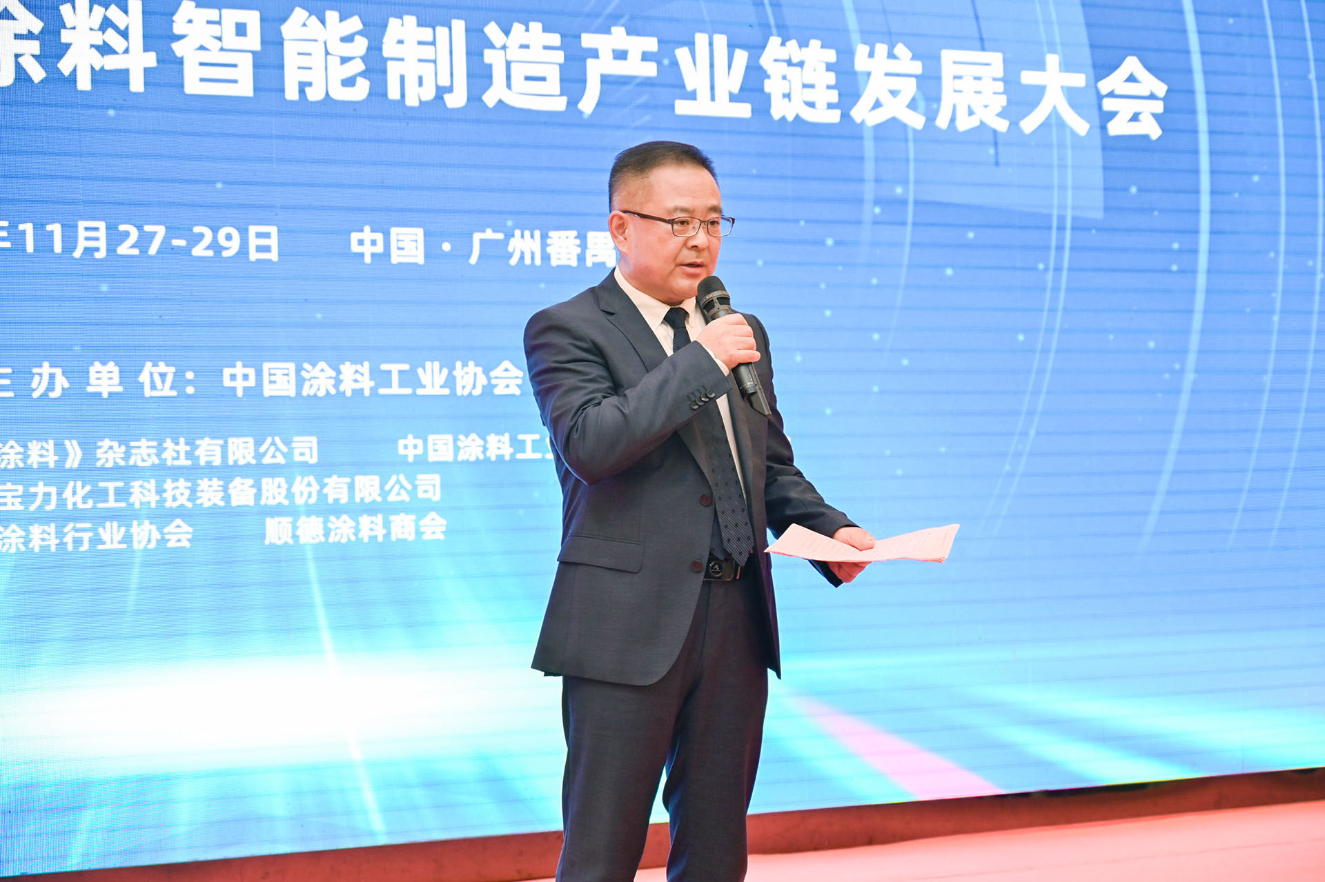 中國涂料工業(yè)協(xié)會(huì)副秘書長趙中國主持大會(huì)